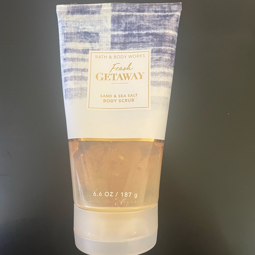 Bath & Body Works Fresh Getaway Body Scrub - Blue and Gold